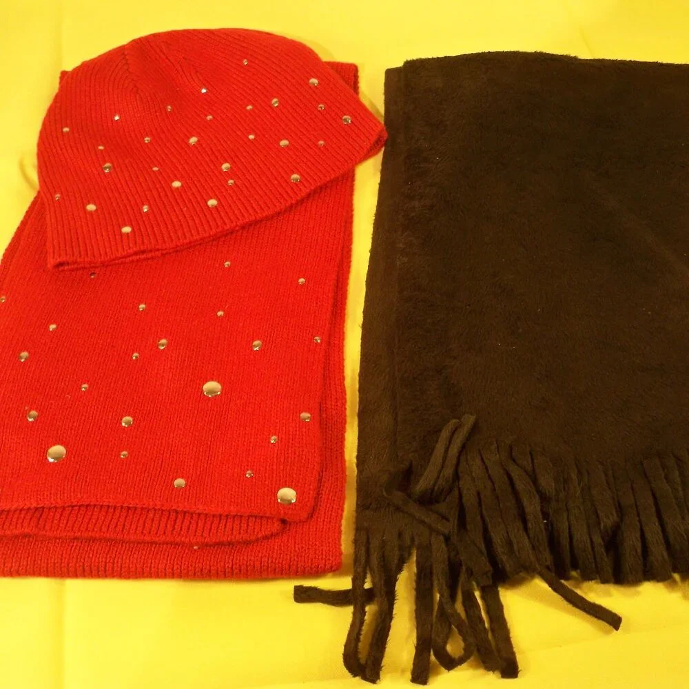 Assorted *Gloves, Mittens, Scarfs, Toboggan/Hat
